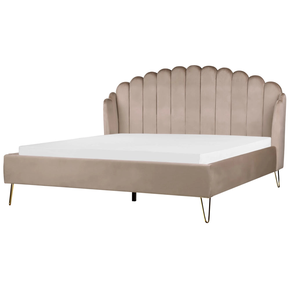Letto matrimoniale in velluto tortora con testiera a conchiglia con gambe in metallo 160 x 200 cm retro capitonné
