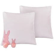 Set di 2 cuscini decorativi bianco con cotone Rosa 45 x 45 cm Coniglio Ricamo nappe Code Cuscini decorativi Soggiorno Coniglio Pasquale