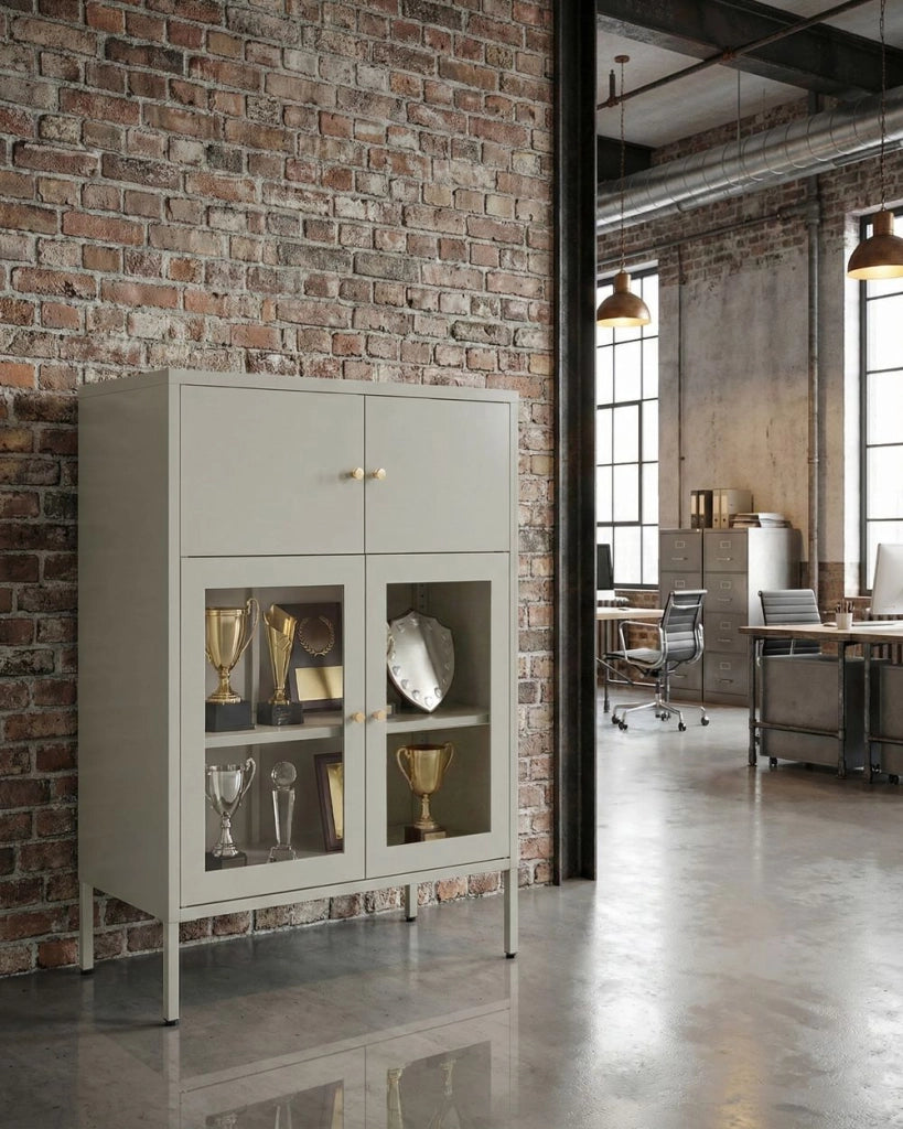 Vetrina in ferro beige chiaro con 2 ante in vetro e 2 scomparti chiusi in stile scandinavo