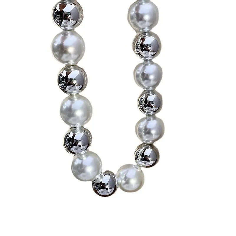 Collana fatta a mano con grandi perle e sfere d'argento, regalo di Natale o di compleanno.