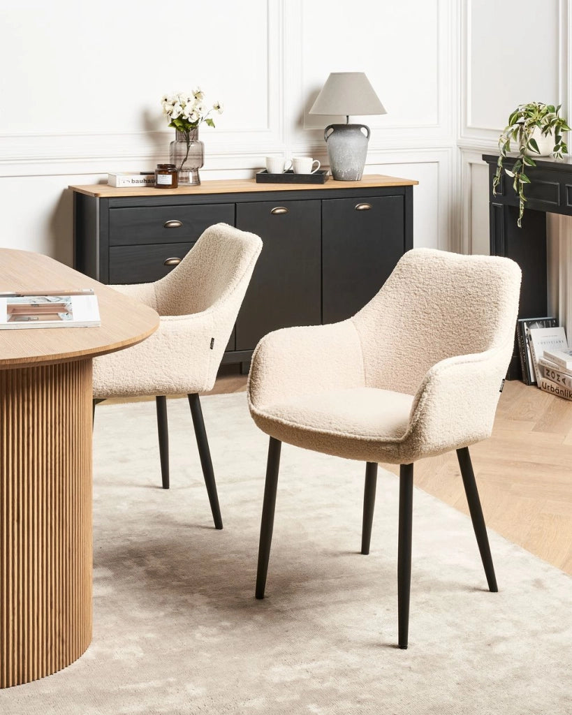 Set di 2 sedie da pranzo in tessuto beige chiaro braccioli schienale intagliato gambe in metallo moderna industriale