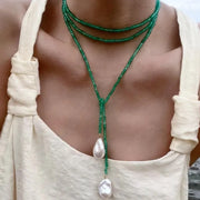 Collana artigianale con perle barocche e perline verde smeraldo