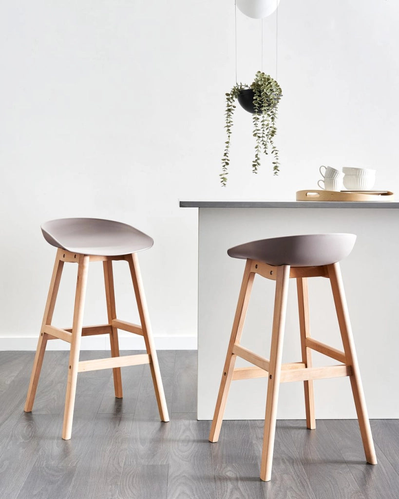 Set di 2 sgabelli da bar in legno chiaro e plastica color tortora 85 cm Sedia da banco