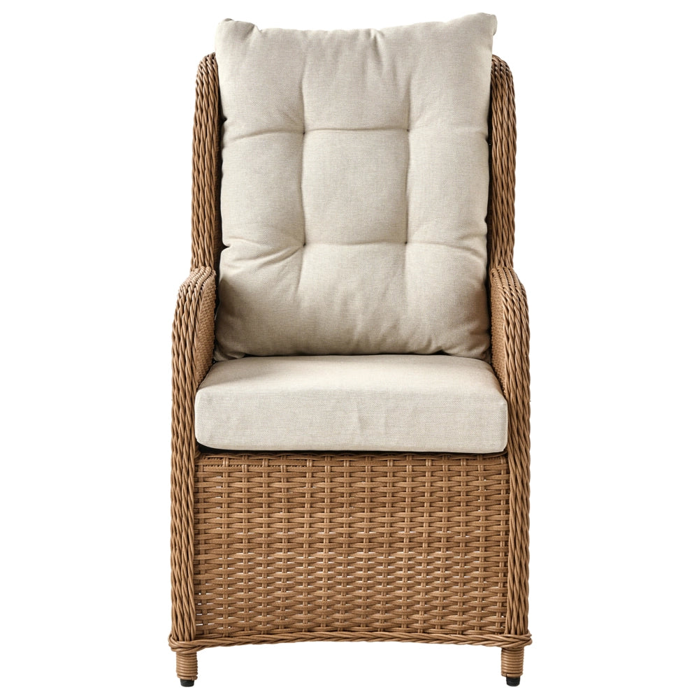Set da Esterno 2 Poltrone Poggiapiedi e Tavolo Rattan Sintetico marrone chiaro e cuscini bianco sporco ripiano reclinabile tradizionale