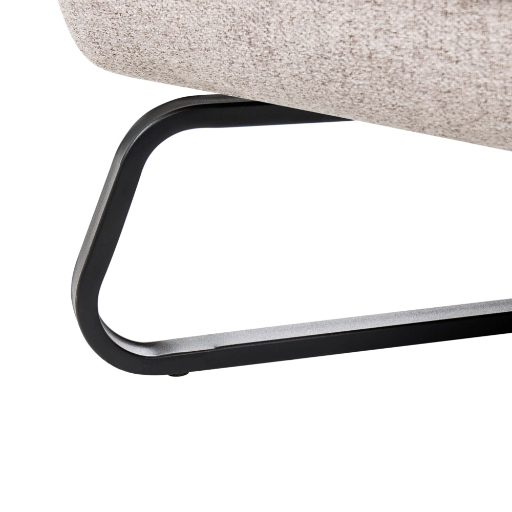 Poltrona in tessuto beige, seduta ampia, senza braccioli, struttura in metallo nero, complemento d'arredo moderno per il soggiorno