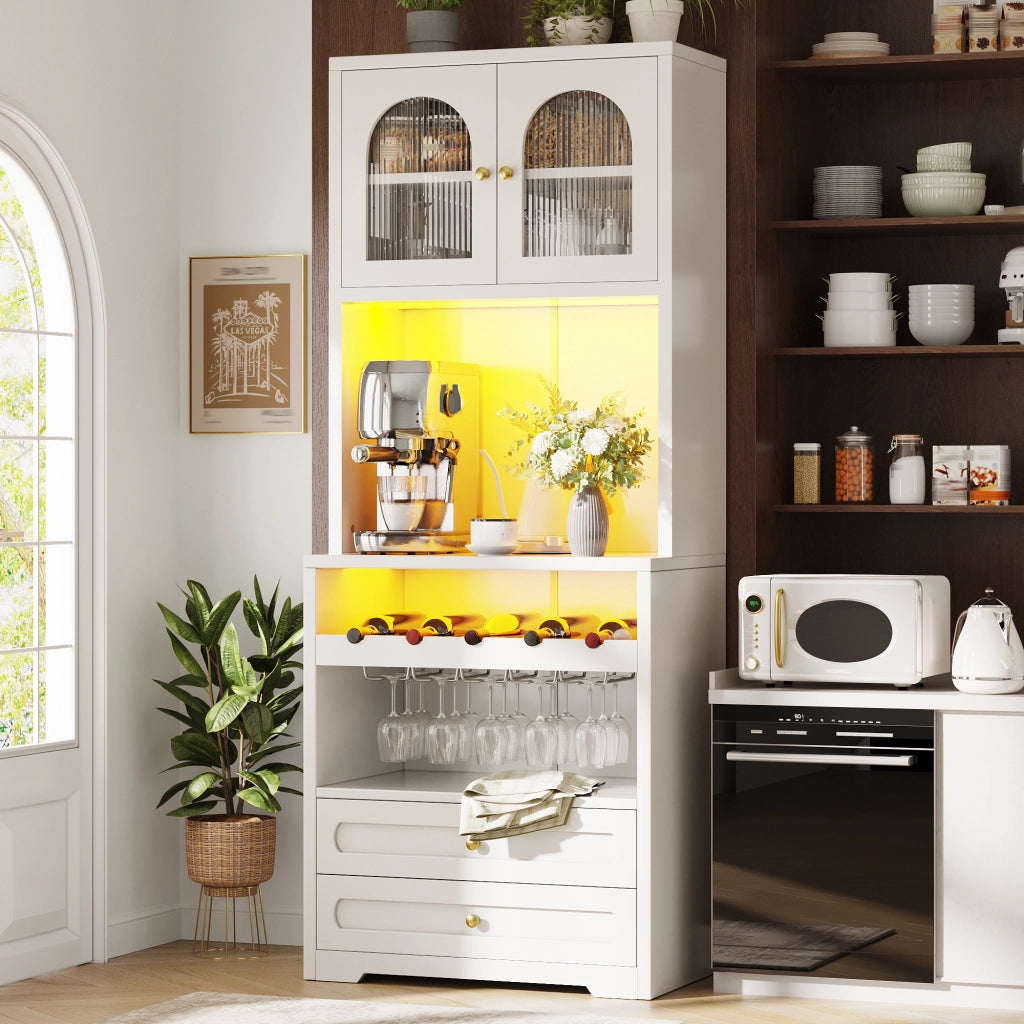 Dispensa alta con ante in vetro, LED, ripiani regolabili, portabottiglie, USB, per cucina e soggiorno, bianco