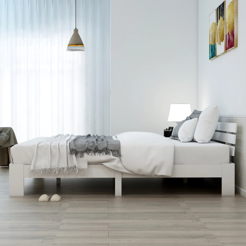 Letto matrimoniale 140x200 cm in legno massiccio bianco con rete a doghe, design rustico e salvaspazio