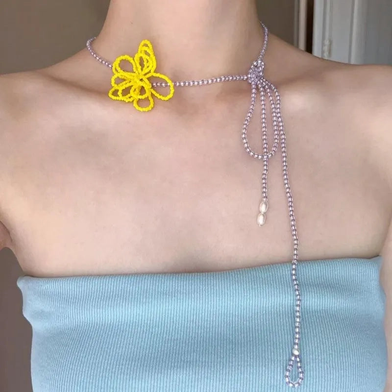 Collana con fiore di cristallo fatta a mano: gioiello con perline intrecciate