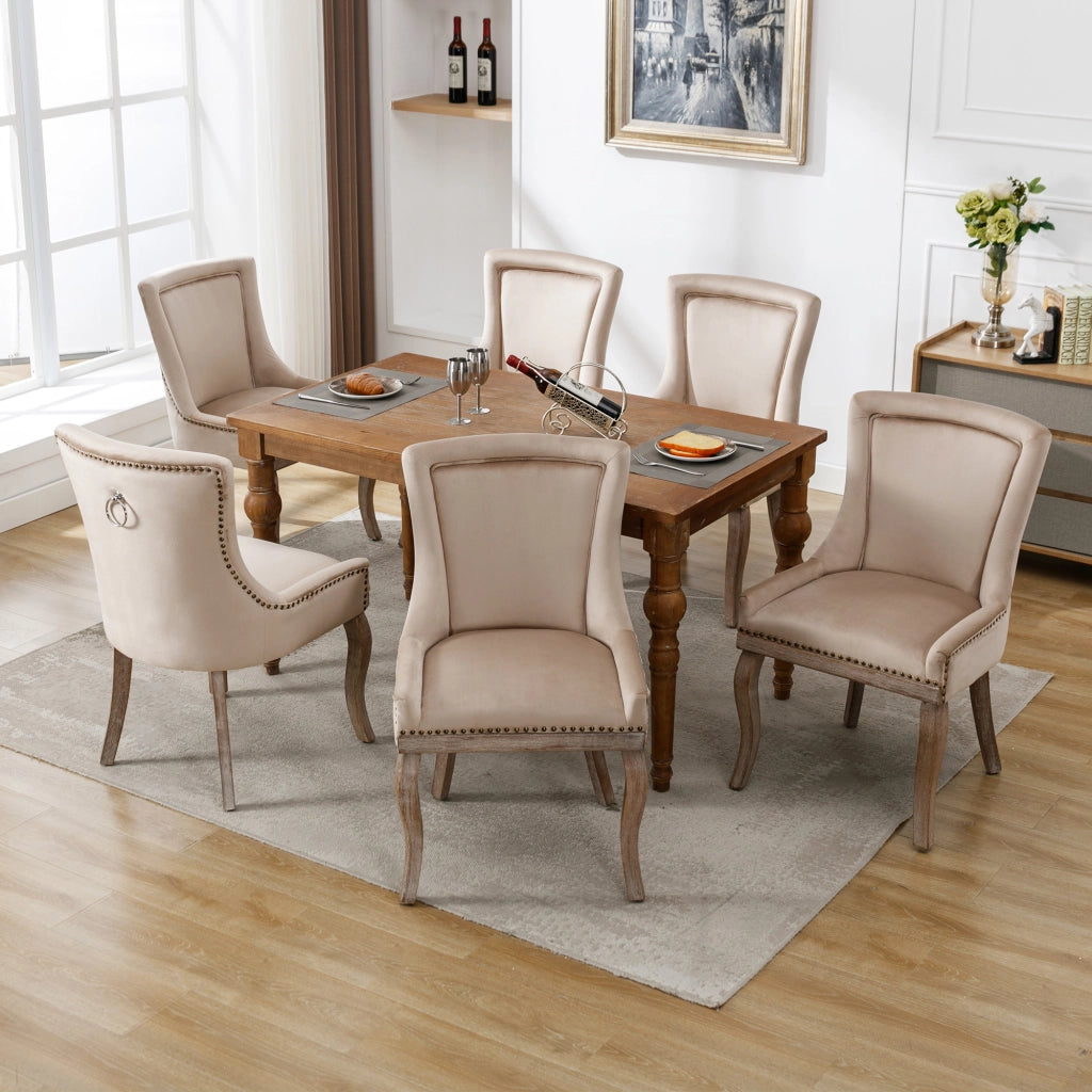 Sedia da pranzo imbottita, schienale curvo e borchie, gambe in legno, in velluto beige
