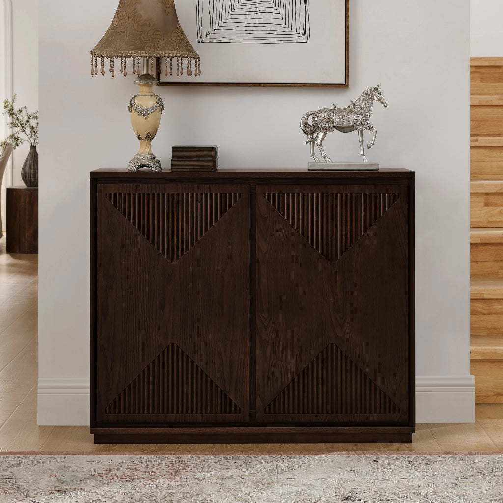 Credenza con ante scanalate a V e aperture per prese in legno e MDF noce