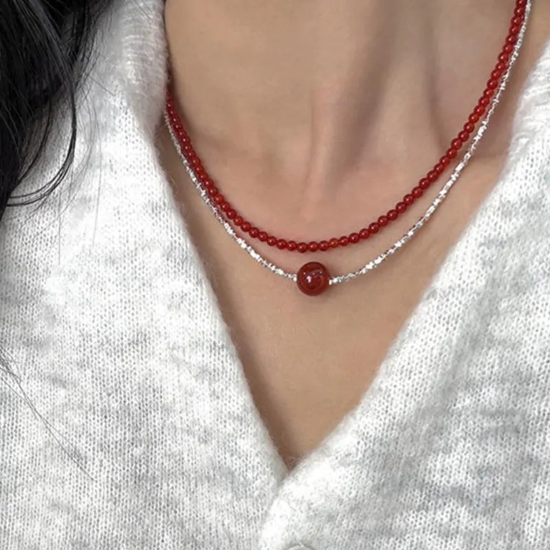Collana fatta a mano in agata rossa e perline d'argento, regalo di Natale o di compleanno.