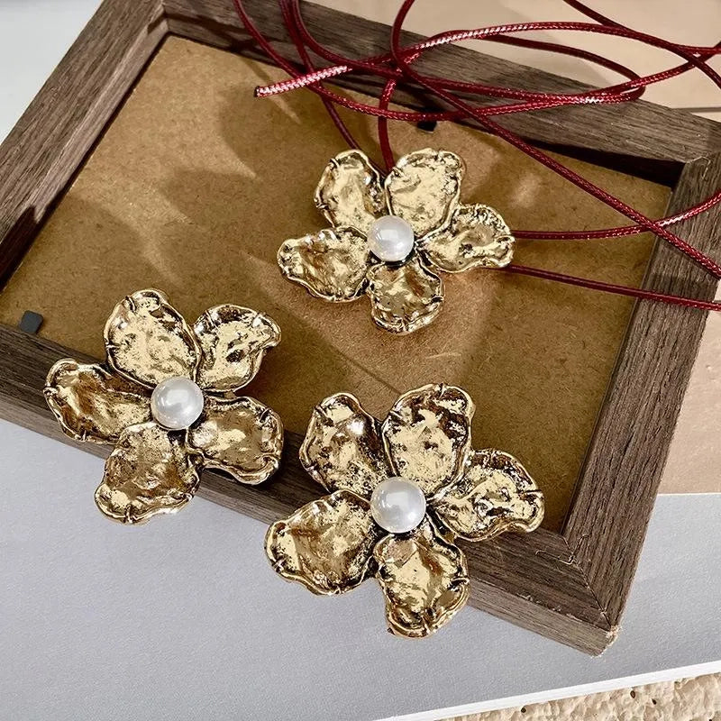 Collana e orecchini con ciondolo a fiore in oro fatti a mano e perle, regalo di Natale o compleanno.