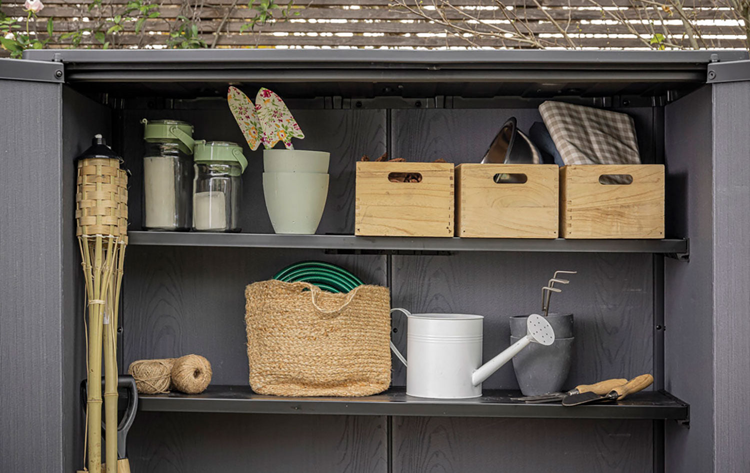 Armadio Porta Attrezzi da Esterno 140x73,6x170,4 cm Keter Signature Vertical Shed in Resina Effetto Legno Noce