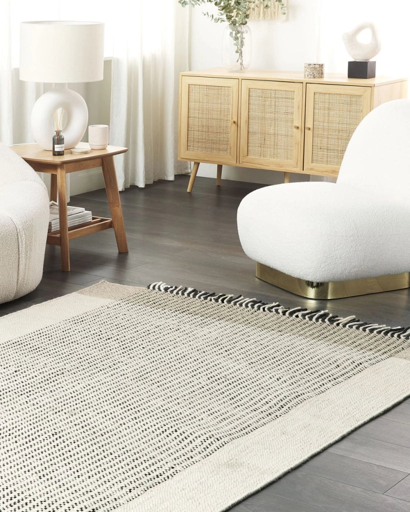 Tappeto beige e nero lana cotone 140 x 200 cm intrecciato a mano rettangolare con frange