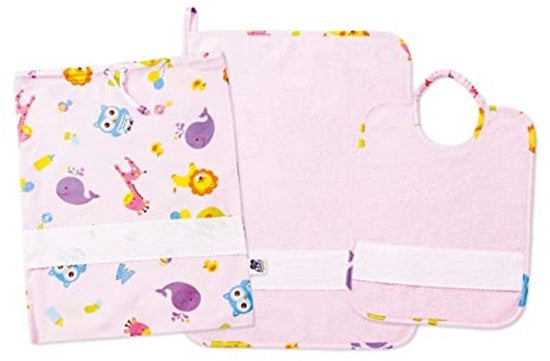 Set di cucito per scuola materna a tre pezzi per lavorare su tela Aida, composto da borsa, asciugamano e grembiule in spugna bianca, 100% cotone, realizzato in Italia, motivi fantastici a forma di fiore con sfondo rosa.