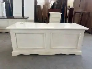 Cassapanca Alberta in legno bianco anticato con zocolo sagomato