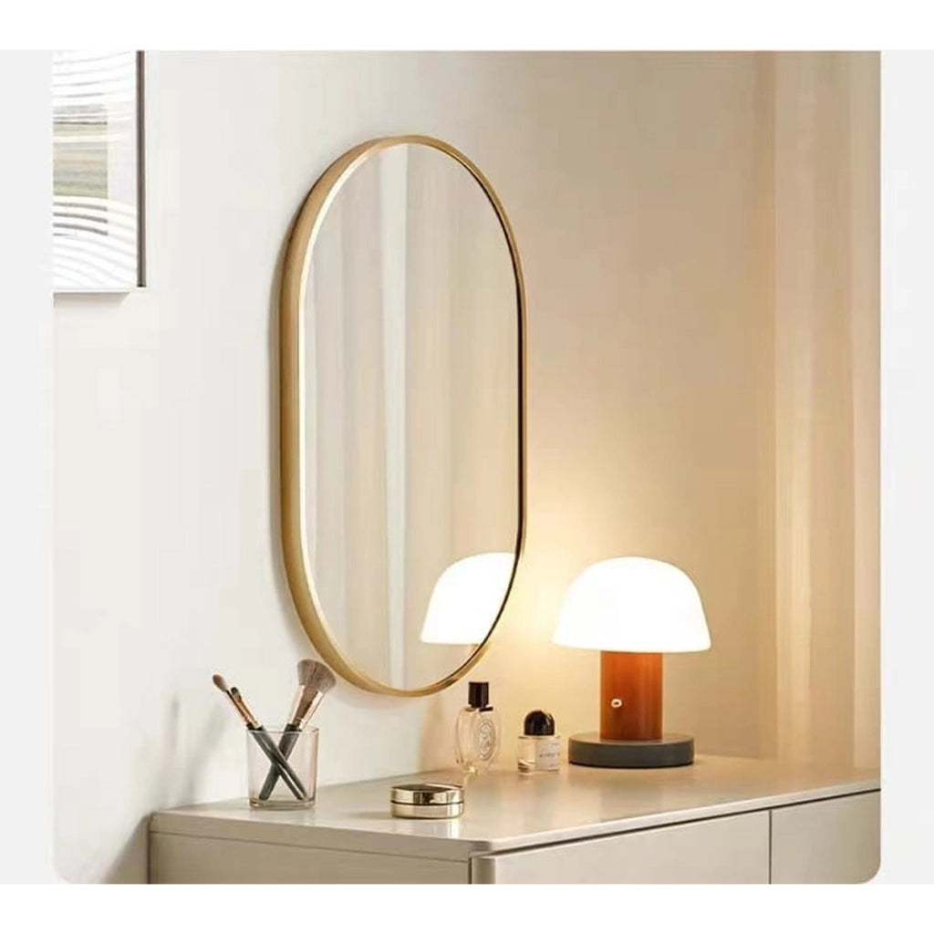 Specchio ovale da parete moderno con cornice dorata