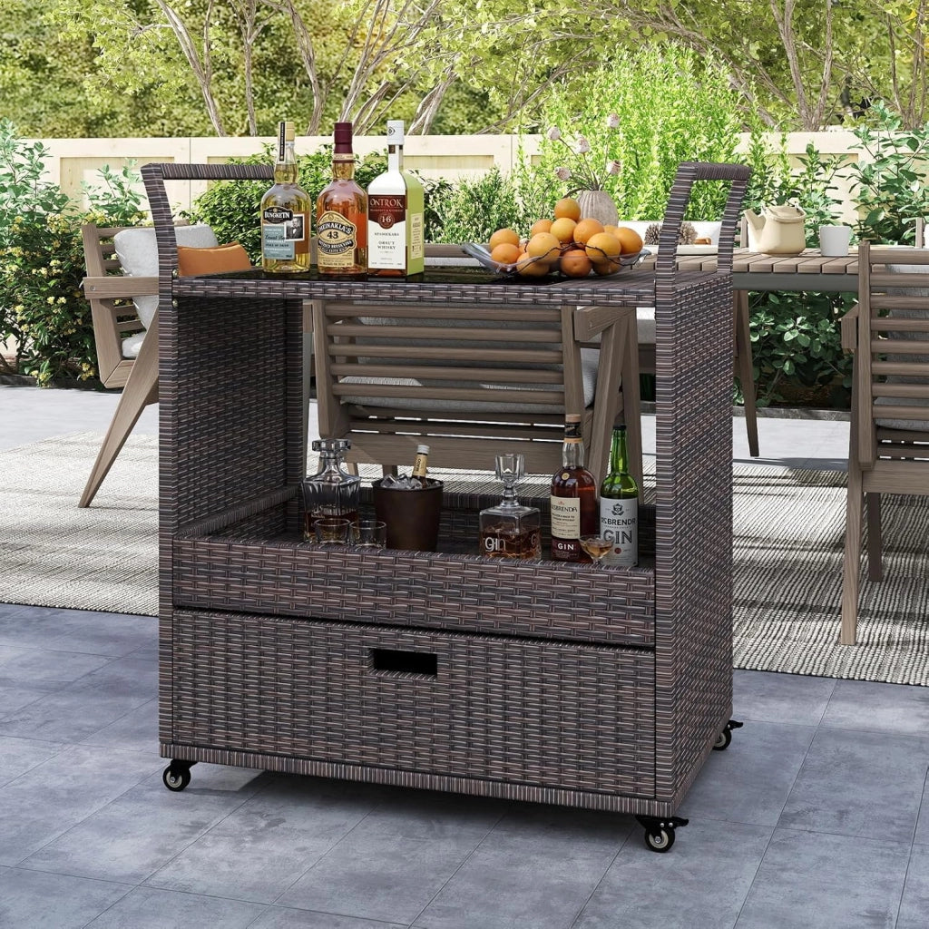 Carrello Bar in Rattan da Esterno, Tavolo Bar Mobile con Piano in Vetro Temperato, Ripiano Aperto e Cassetto Capiente, Carrello di Servizio per Patio Veranda Cortile e Giardino
