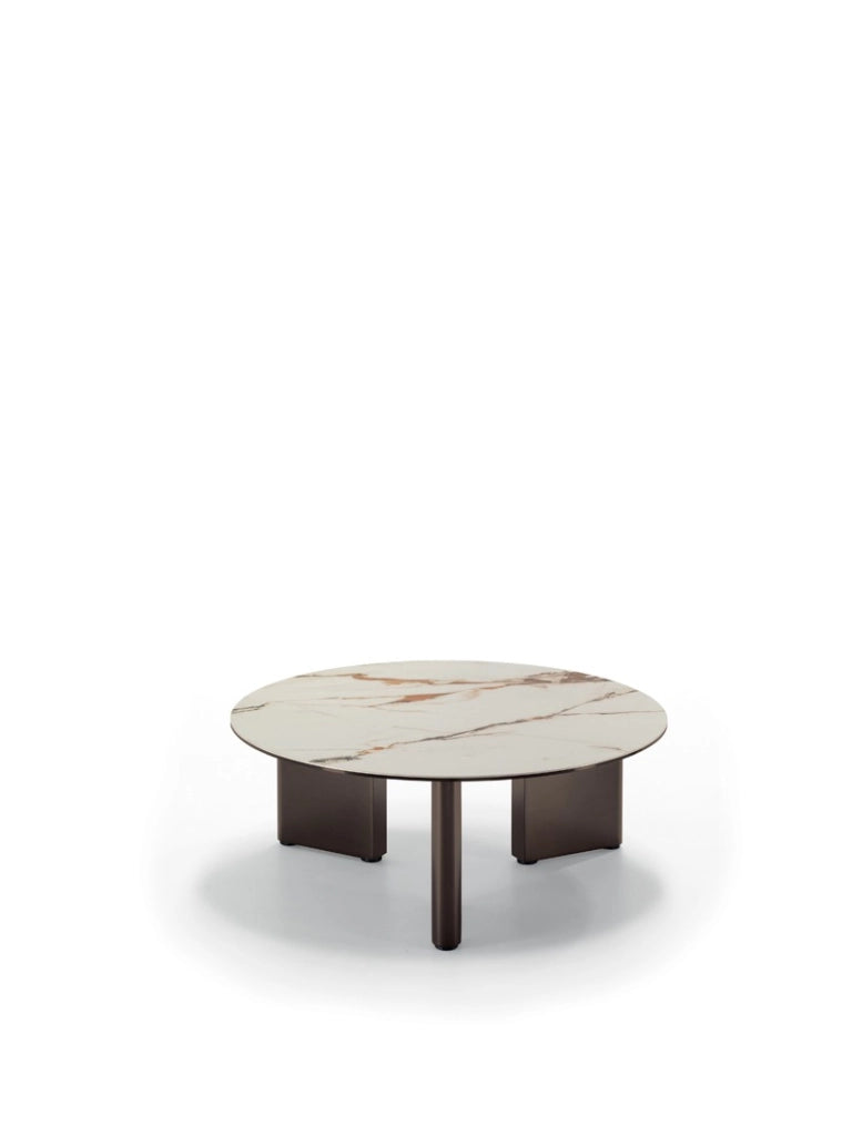 Tavolino da salotto Dot con top in ceramica su vetro marmo calacatta borghini e struttura in metallo verniciato bronzo - Ø 80 cm