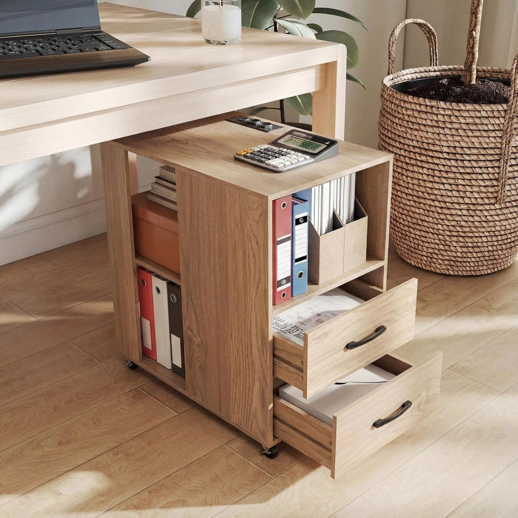Tavolino Laterale Mobile con Stazione di Ricarica, Comodino con Cassetti, Ripiani e Ruote Bloccabili, Tavolino Moderno per Camera da Letto, Ufficio e Soggiorno, 60 x 40 x 65,5 cm (Naturale)