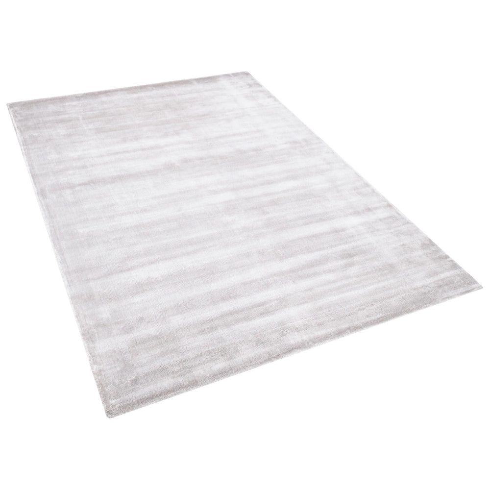 Tappeto in viscosa grigio chiaro 140 x 200 cm a pelo corto capitonné moderno