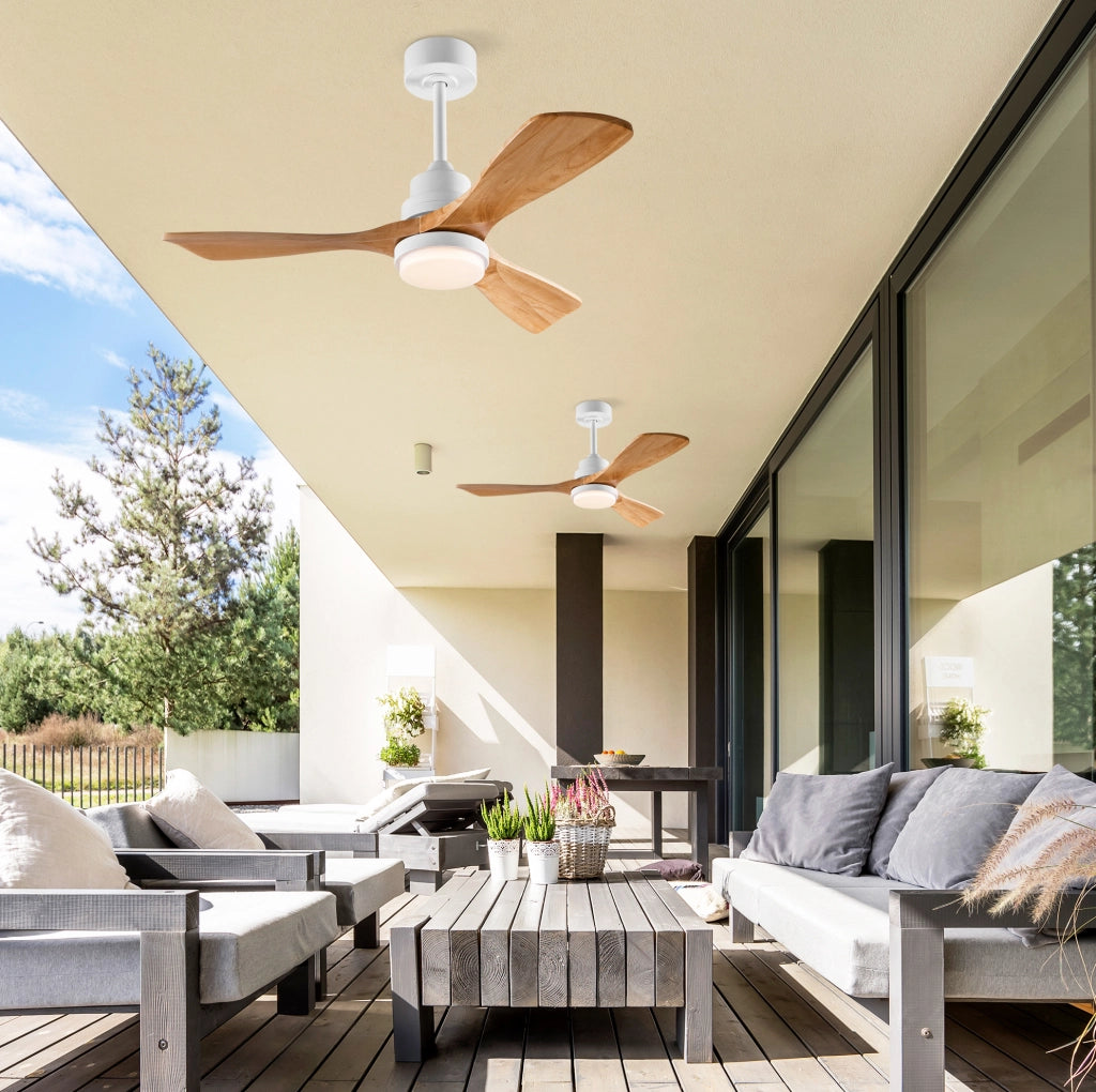 Ventilatore da soffitto con luce e telecomando; 3 pale in legno massello; bianco e naturale