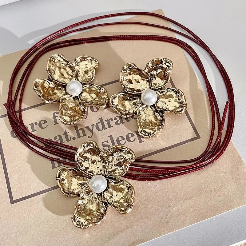 Collana e orecchini con ciondolo a fiore in oro fatti a mano e perle, regalo di Natale o compleanno.