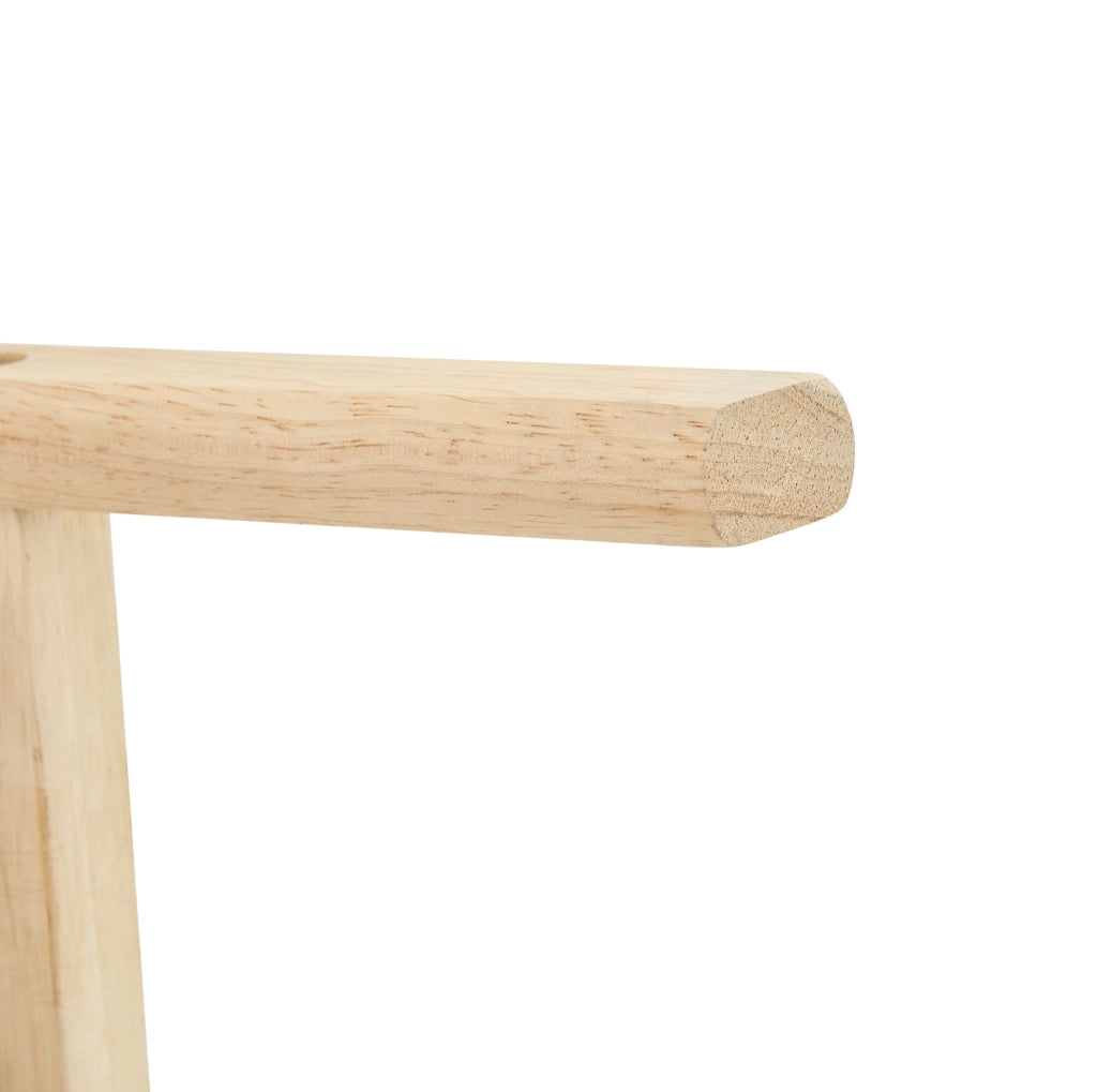 Tavolino da caffè con piano realizzato con formatura sottovuoto; doppio ripiano; legno naturale