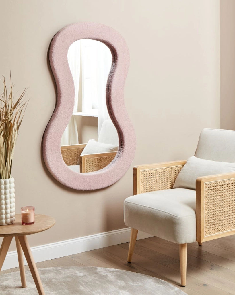 Specchio da parete Rosa MDF Telaio Boucle in vetro 70 x 112 cm Irregolare Decorativo a parete Pezzo d'accento Stile moderno