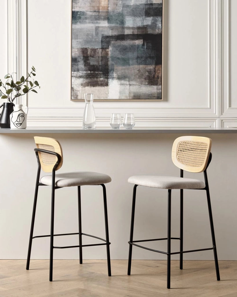 Set di 2 sedie da bar Rivestimento in tessuto beige chiaro Gambe in metallo nero Sgabelli senza braccioli Schienale curvo Sala da pranzo moderna Cucina