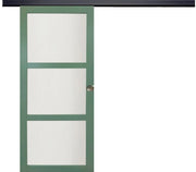 Porta scorrevole rivestita di verde Ral 6021 - Vetrata con 3 lastre di vetro smerigliato H204 x L73 + binario in alluminio nero