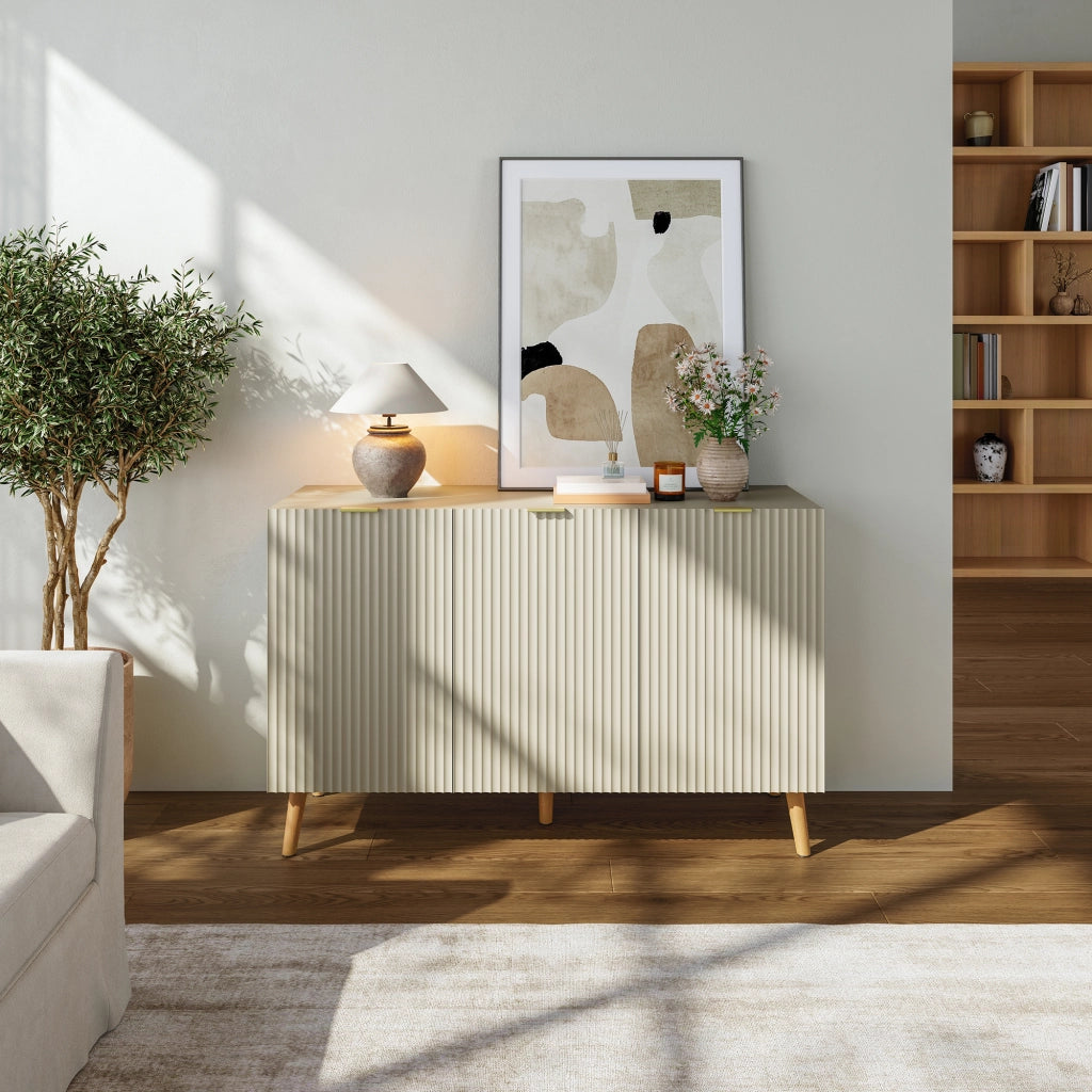 Credenza Nand Madia con 3 Ante Scanalate 120x40x76 cm color Sabbia [en.casa]