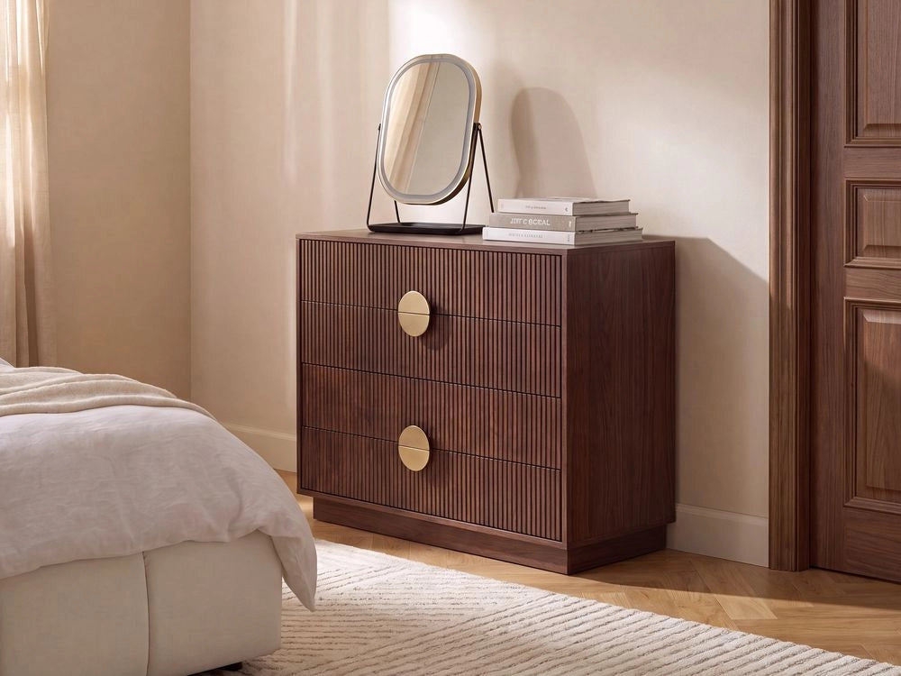 Comodino a 4 cassetti in MDF con frontale a doghe e maniglie in metallo Salotto camera da letto contenitori moderni