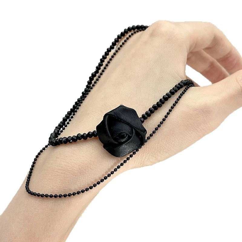 Nuova collana a doppio strato con perline di cristallo nero e girocollo a strati con rose nere.