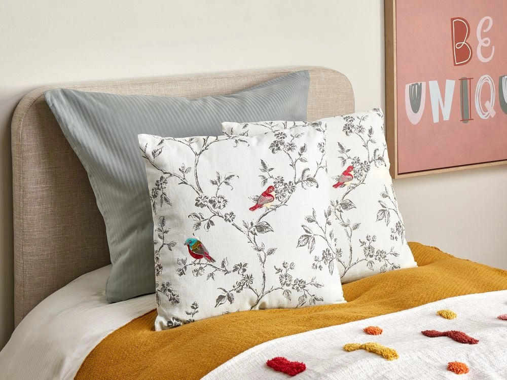 Set di 2 cuscini in cotone ricamato con motivo di uccelli 45 x 45 cm Bianco camera da letto soggiorno