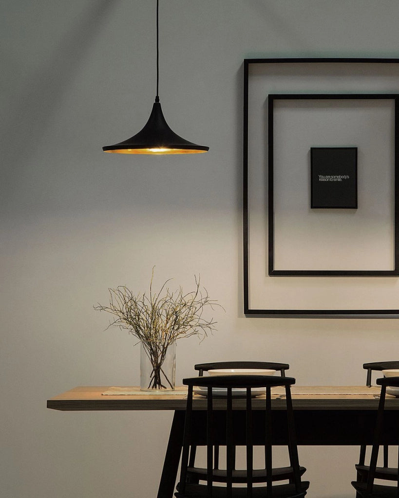 Lampada a sospensione a sospensione nera opaca con paralume in dorato dal design moderno e minimalista geometrico