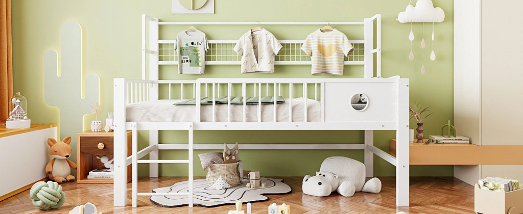 Letto a castello basso per bambini 90x200 cm in metallo con sponde di sicurezza, asta appendiabiti e vano contenitore, bianco