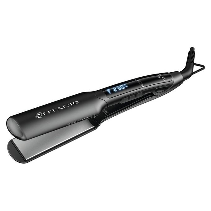 GA.MA Piastra X-Wide Digital Titanio 4D: trafile larghe in titanio, tecnologia agli ioni e ozono, anti crespo, per look liscio anche su capelli difficili e voluminiosi, temperatura regolabile da 150 a 230°C, auto spegnimento