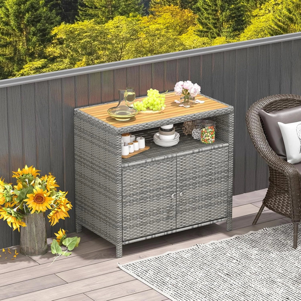 Armadietto Portaoggetti in Rattan, Mobile Buffet per Esterni in Legno di Acacia, con Compartimento Aperto e Armadio Chiuso a 2 Ante, per Piscina, Terrazza e Patio, 90 x 53 x 86 cm (Grigio)