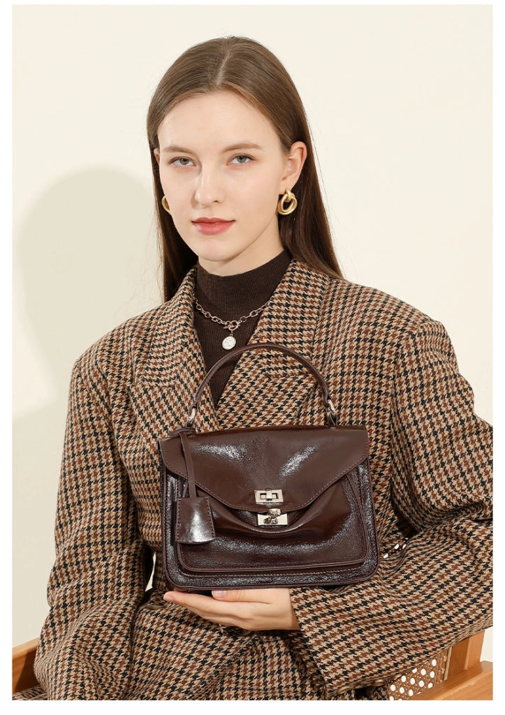 Borsa a tracolla da donna in vera pelle, modello tote/hobo, colore marrone.