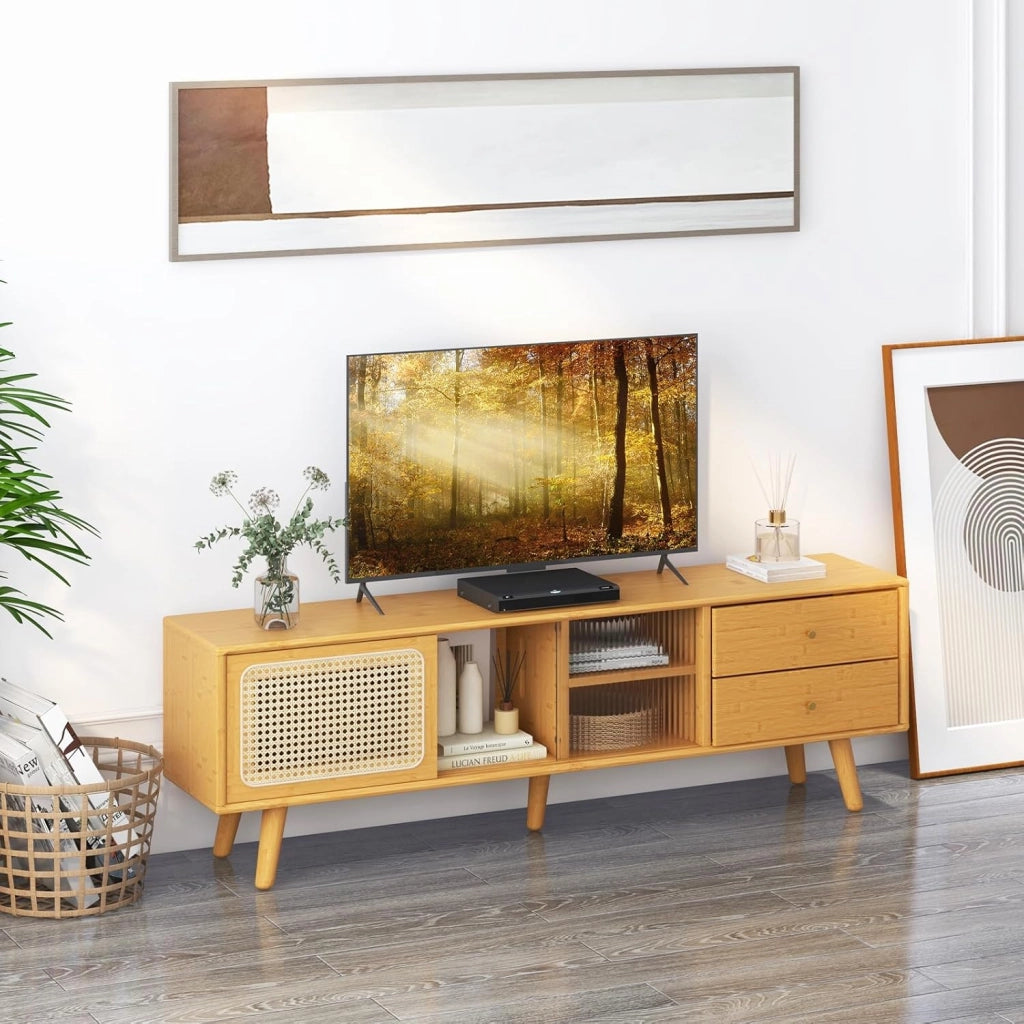 Mobile TV Fino a 65 Pollici, Mobiletto da Salotto in Bambù, Vetro e Rattan PE con 2 Cassetti, Ripiano Regolabile e Porte Scorrevoli, per Soggiorno, Camera da Letto, 140 x 31 x 45,5 cm