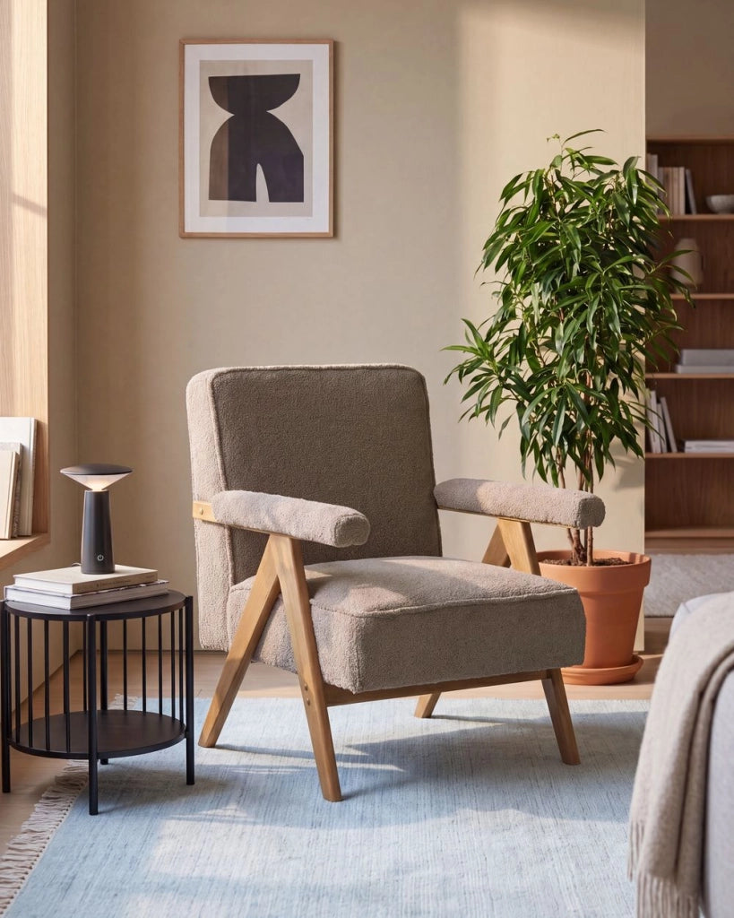 Poltrona con rivestimento in tessuto boucle beige Evje Design Retrò Struttura in legno Braccioli Soggiorno