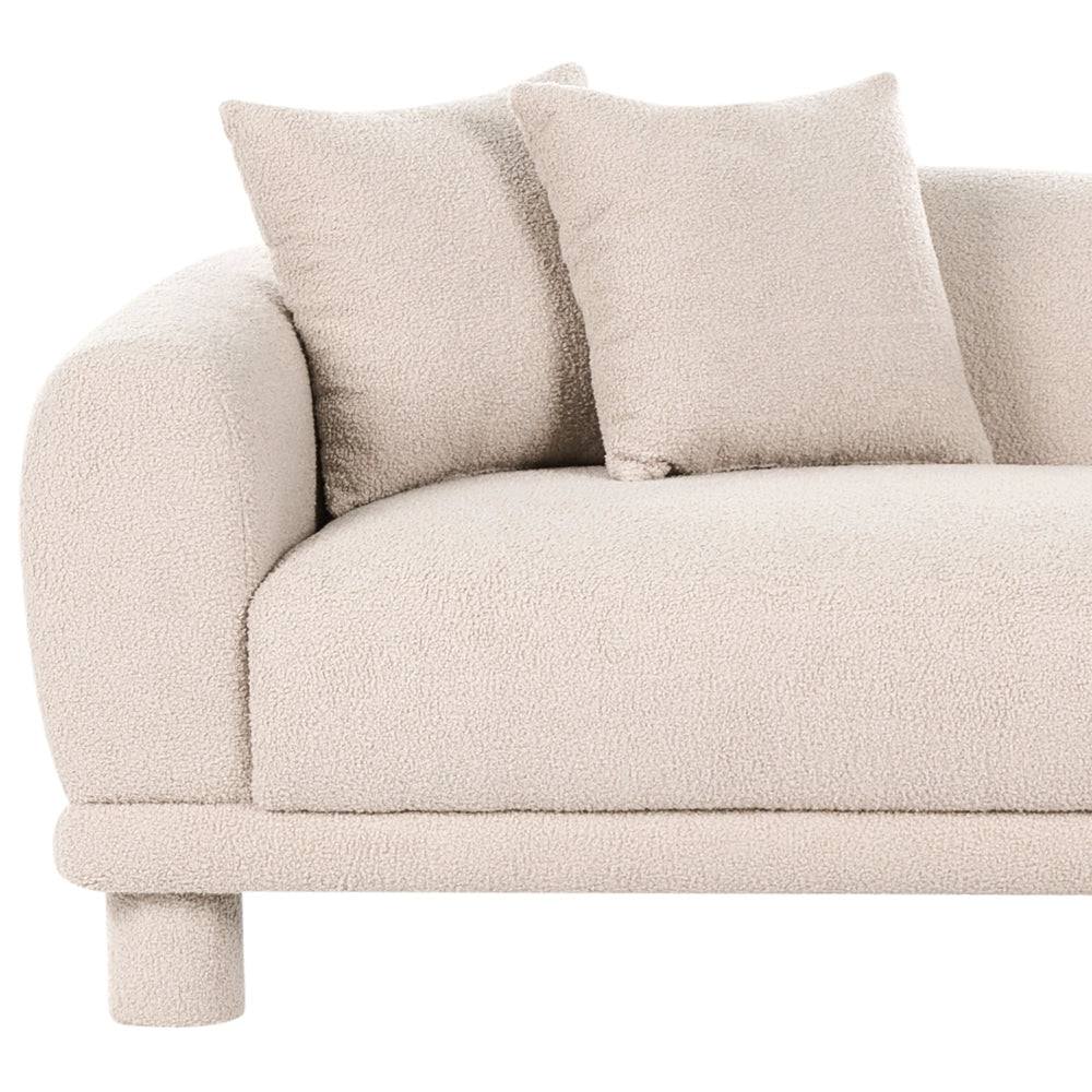 Divano a 3 posti in tessuto beige con cuscini decorativi extra e gambe rivestite stile retrò-moderno
