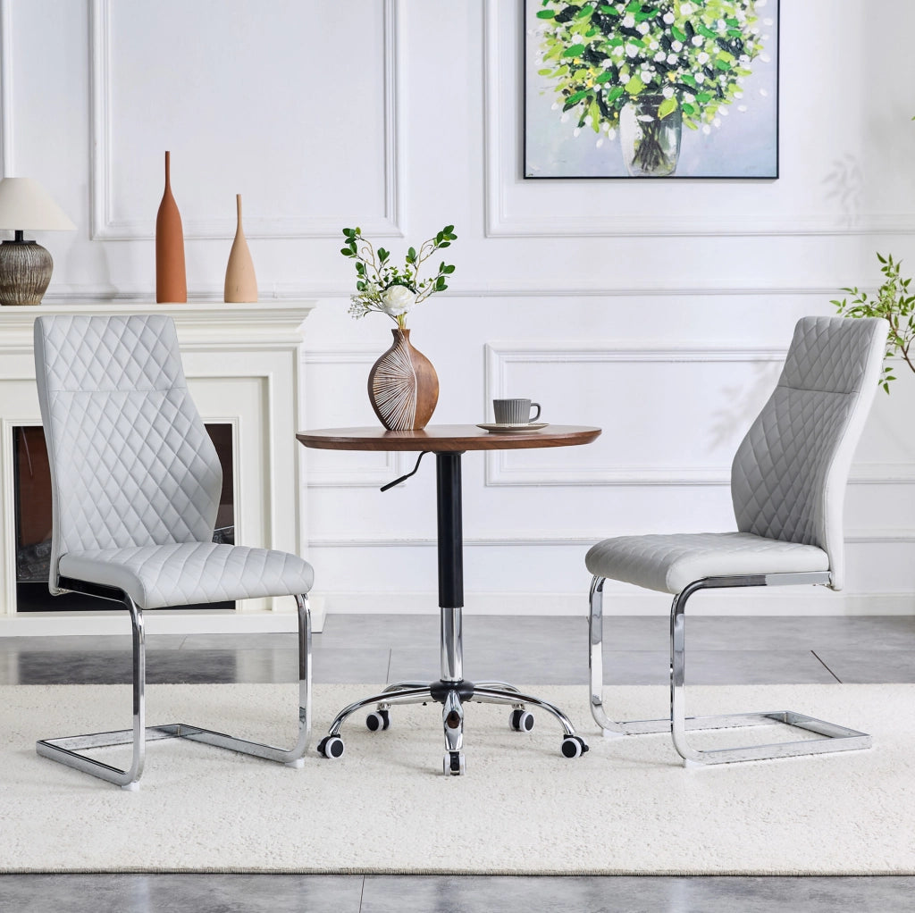 Set di 2 sedie da pranzo in similpelle PU grigio chiaro; schienale alto 100 cm; struttura in metallo argento