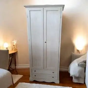 Armadio porta scope in legno arte povera Shabby chic bianco anticato con 2 cassetti