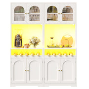 Credenza alta set da 2 con ante in vetro; portabottiglie; ripiani regolabili e LED app per cucina; bianca