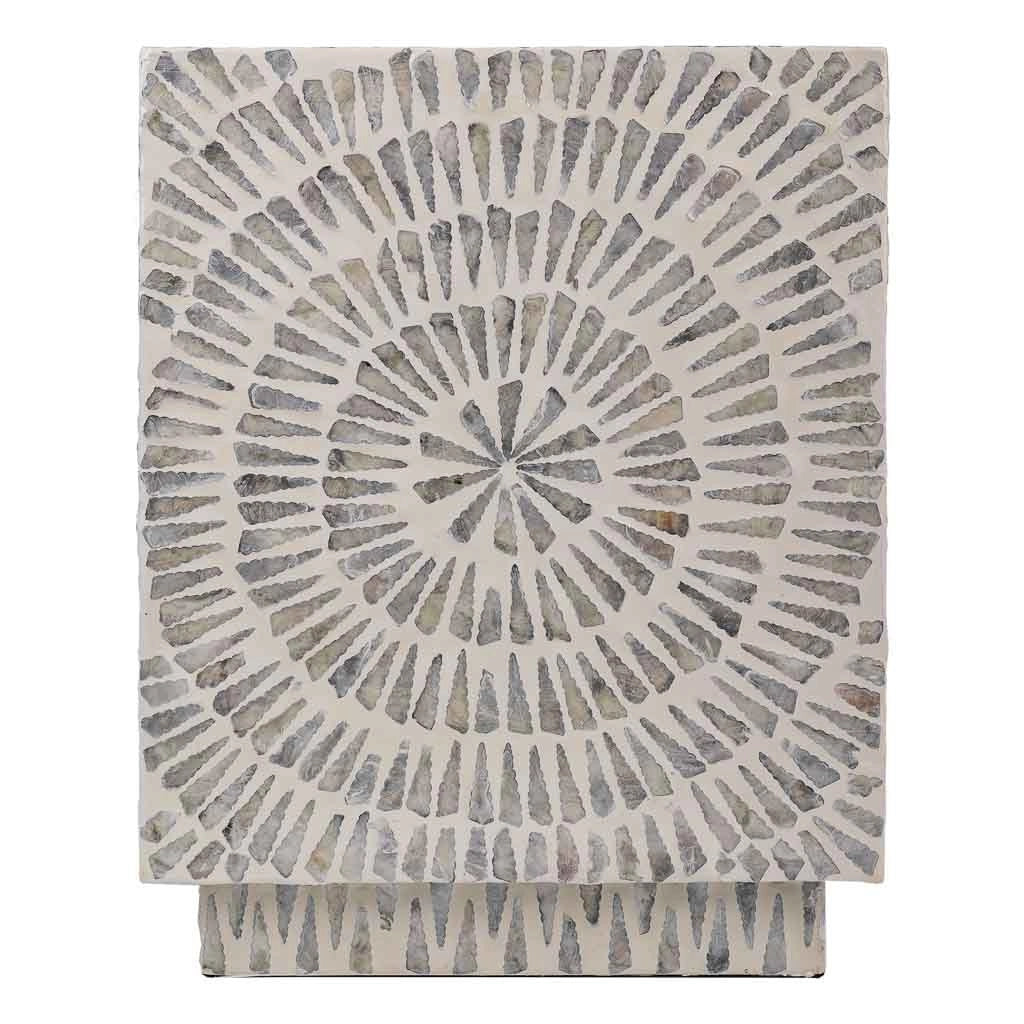 Sgabello in legno rifinito in capiz grigio 35x35x45h cm
