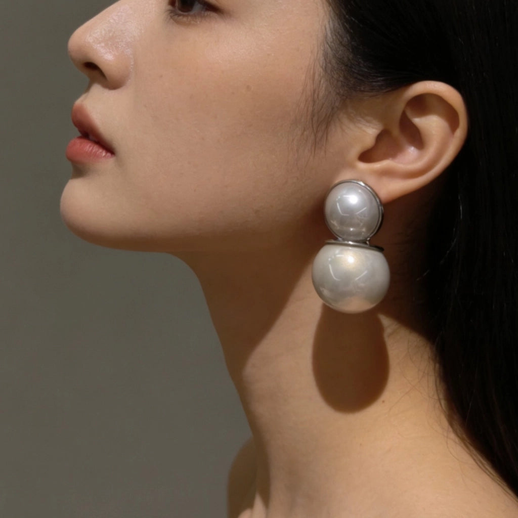 Orecchini pendenti a semicerchio con grandi perle in stile vintage