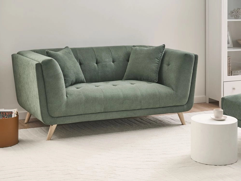 Divano a 2 posti in tessuto con cuscini decorativi, gambe in legno e trapuntatura decorativa, stile retrò, verde