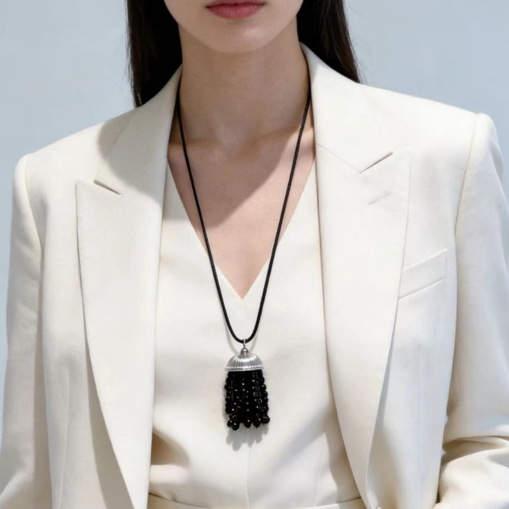 Collana da donna con nappa a forma di loto e perline nere